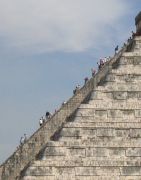 Люди и пирамида (Чичен-Итца)