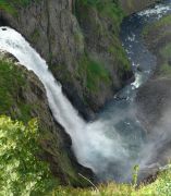 Могучие и изящные струи водопада