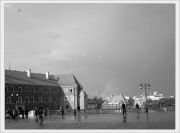 Замковая площадь с радугой после дождя. Варшава-  ч.б.