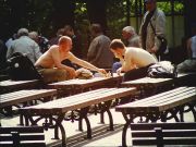 Игра в шахматы на скамейках в солнечный майский день