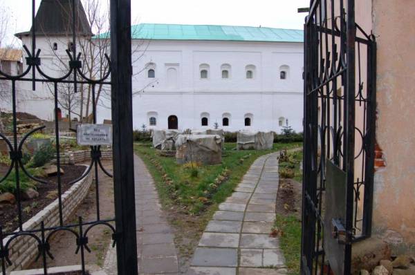 за оградой покои старца Власия