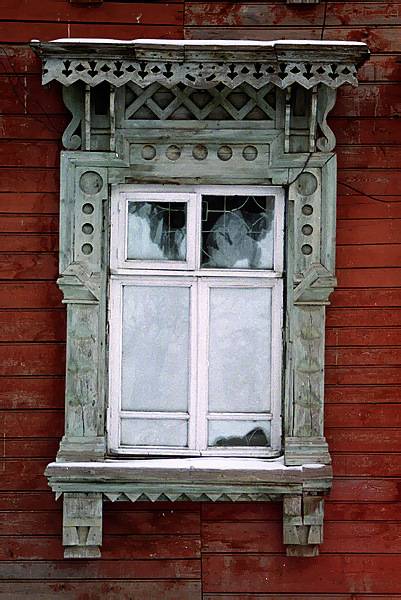 Окно с наличником (дом причта, 2005)