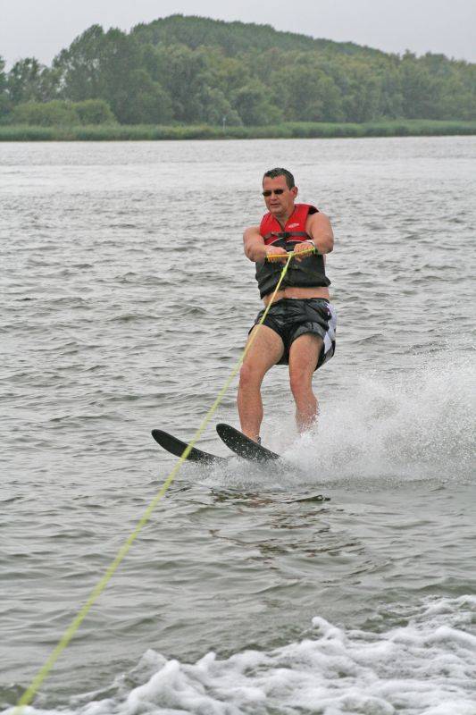 Roel is waterskiing