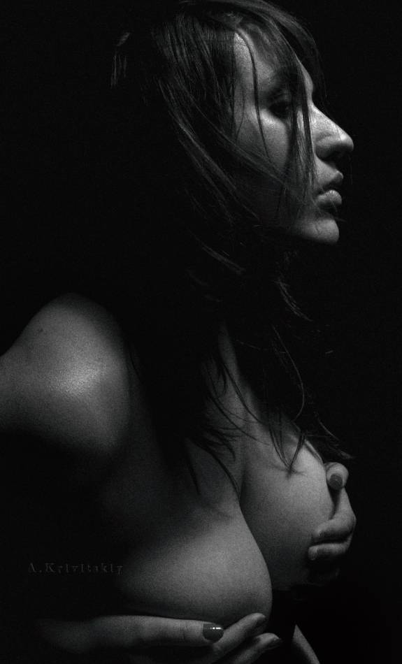 Portrait in profile. (distant studio)   . ( )